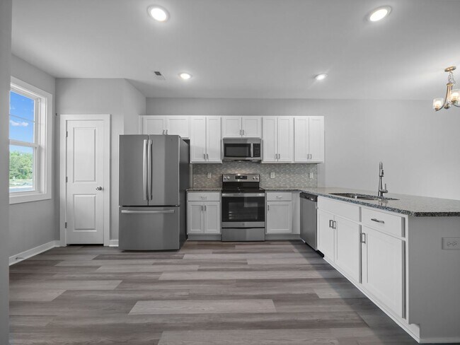 Foto del edificio - Large 3 story townhome near beach with community POOL and GYM!