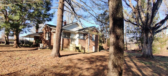 Building Photo - 3 bedroom brock rancher with covered porch