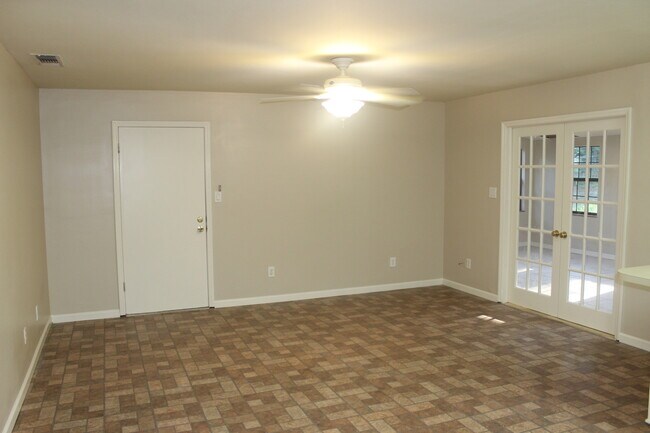 Foto del edificio - PRE-LEASING 8/1/18   Great Updated 4 Bedroom Home