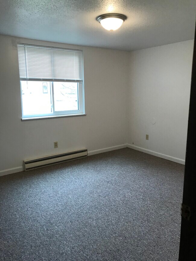 Building Photo - 105 Green Oaks Dr