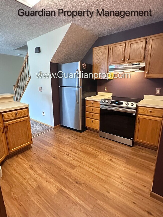 Foto del edificio - Apple Valley 2 Bedroom Town Home, Patio, Fireplace, 1 Car Garage, AC, New Carpet