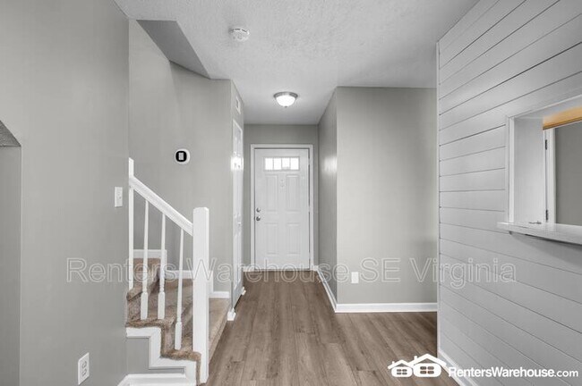 Building Photo - 688 Aylesbury Dr
