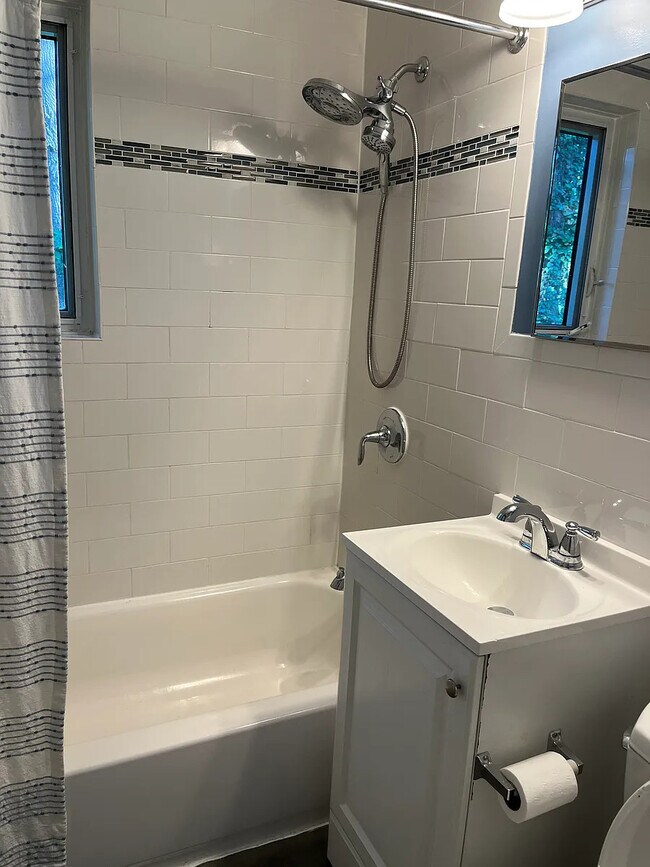 Foto del edificio - 10307 Montrose Ave