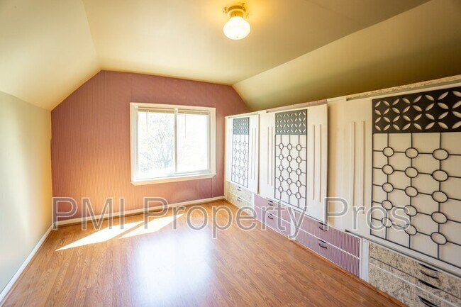 Building Photo - 824 A E Auer Ave