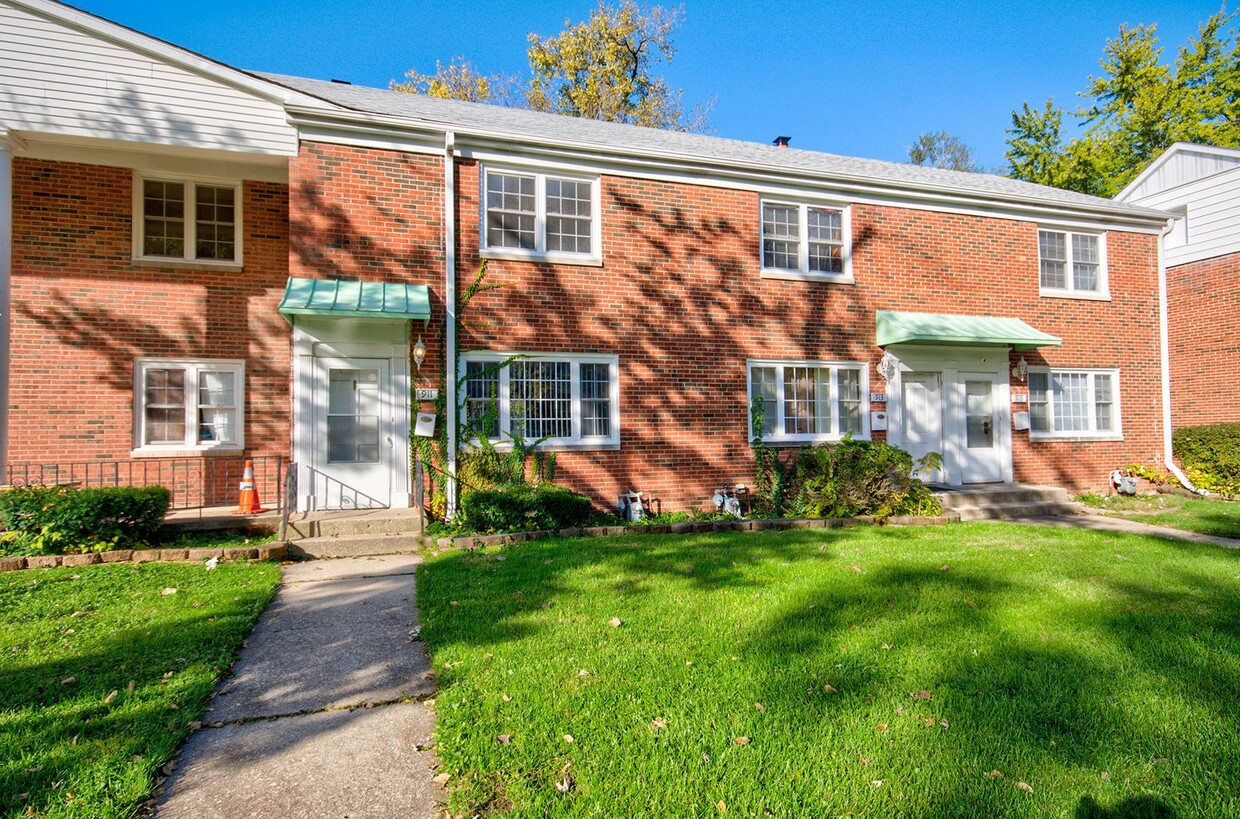 Foto principal - 2 bd 1 ba spacious townhome Joliet