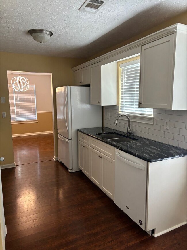 Foto del edificio - Updated 3/2 Brick Ranch In Grovetown - Ava...