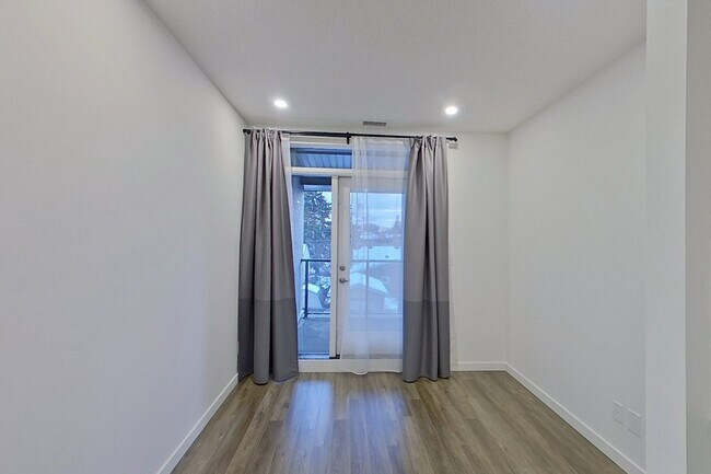 Photo du bâtiment - 11503-276 76 Ave NW