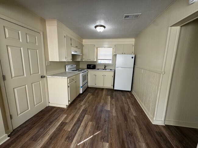 Foto del edificio - For Lease