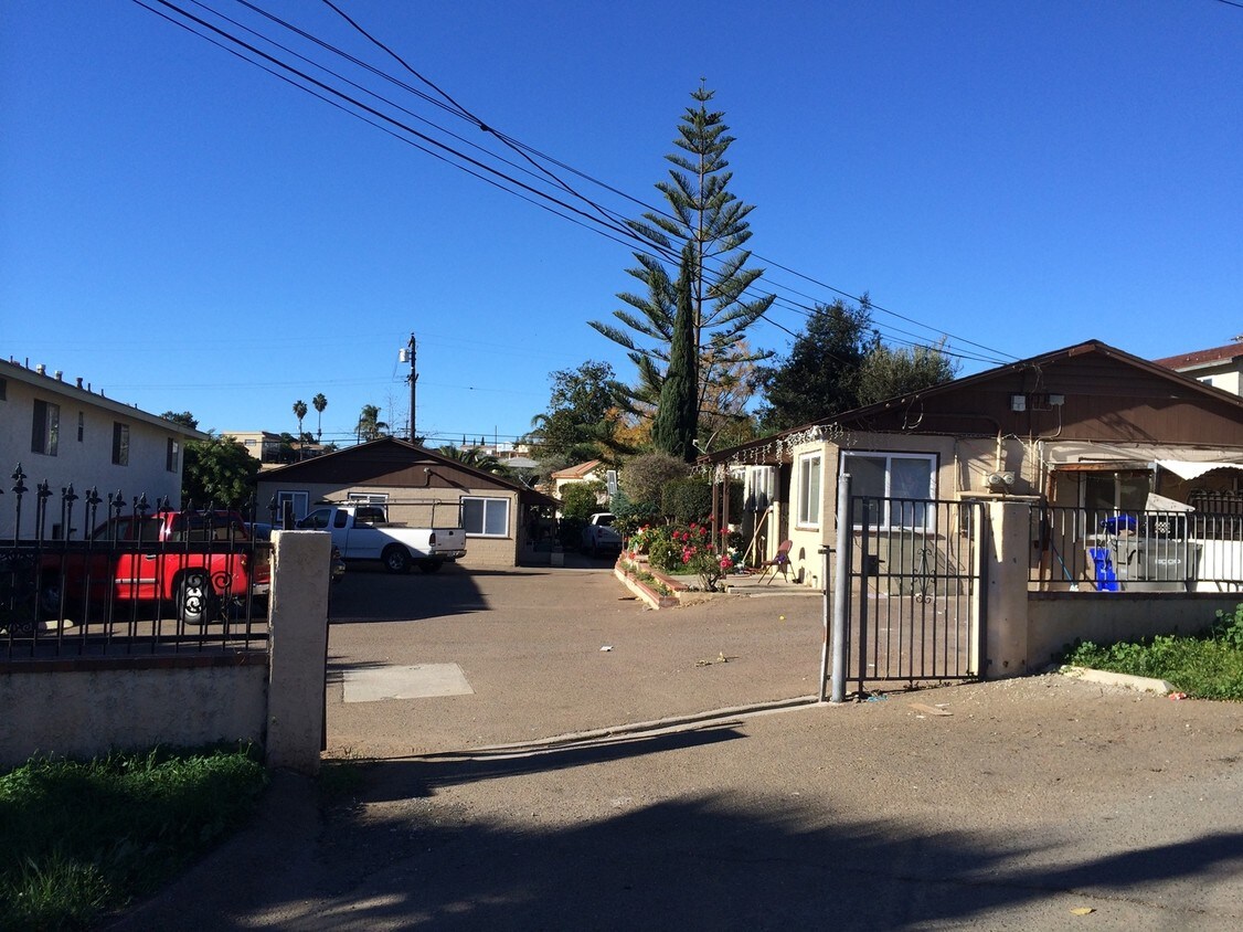 Primary Photo - 150-156 Terracina Way