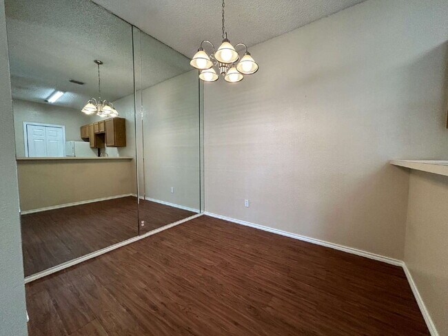 Foto del edificio - Beautiful Timber Ridge Condos near Jan Jennings Park