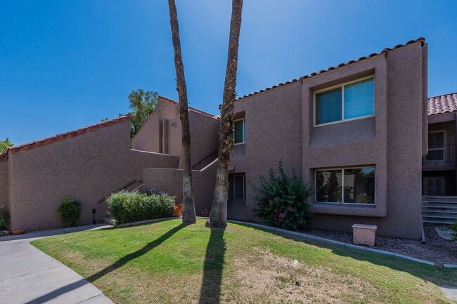 Building Photo - Live in luxury in this Scottsdale condo!