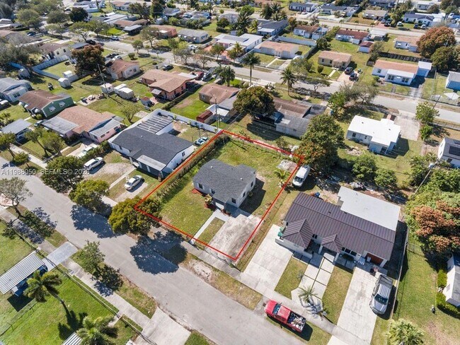 Foto del edificio - 15900 NW 18th Ave