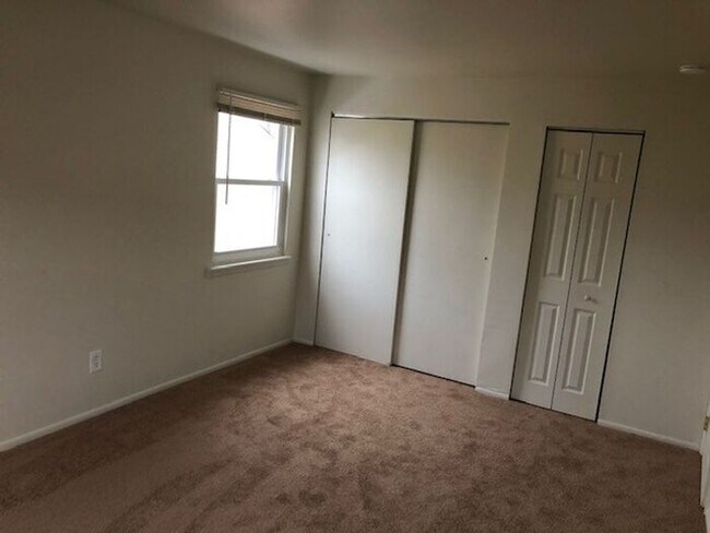 Building Photo - Two Bedroom Apartment 19115