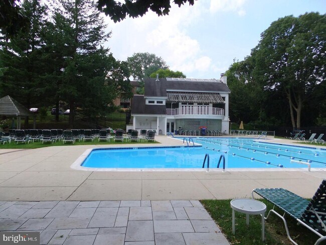 Building Photo - 1750 Oakwood Terrace