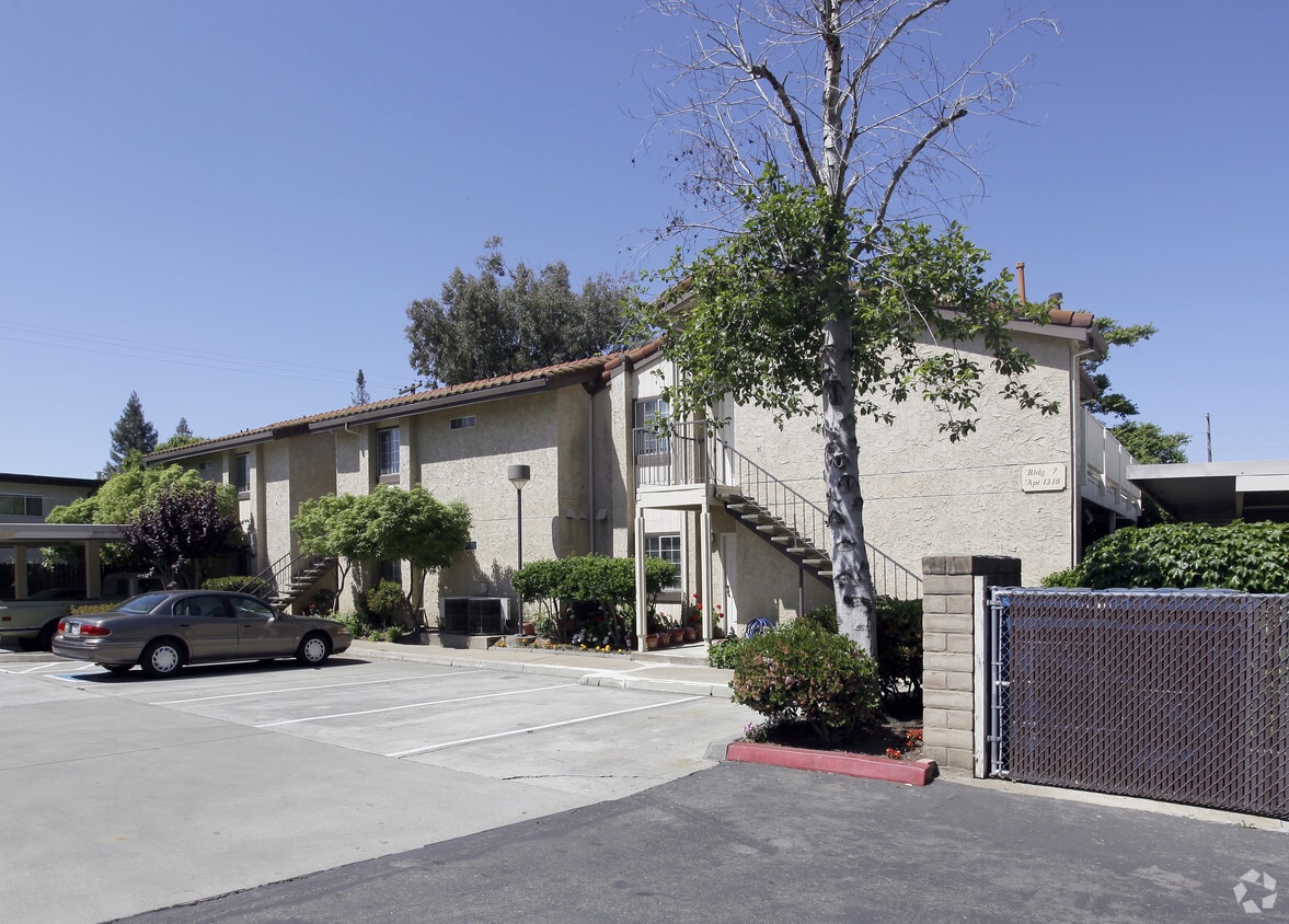 Primary Photo - Emerson Place Apartments