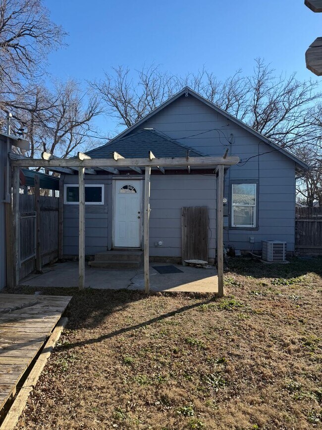 Building Photo - Hutchinson Rental