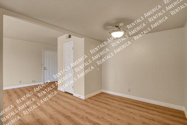 Foto del edificio - 4310 Sandy River Dr