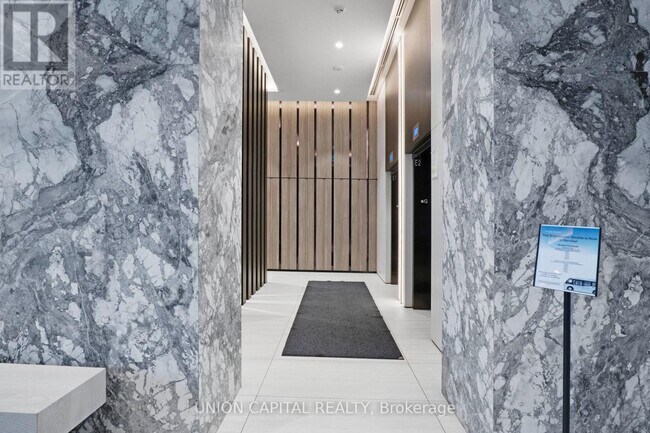 Photo du bâtiment - 215 Lakeshore Rd W