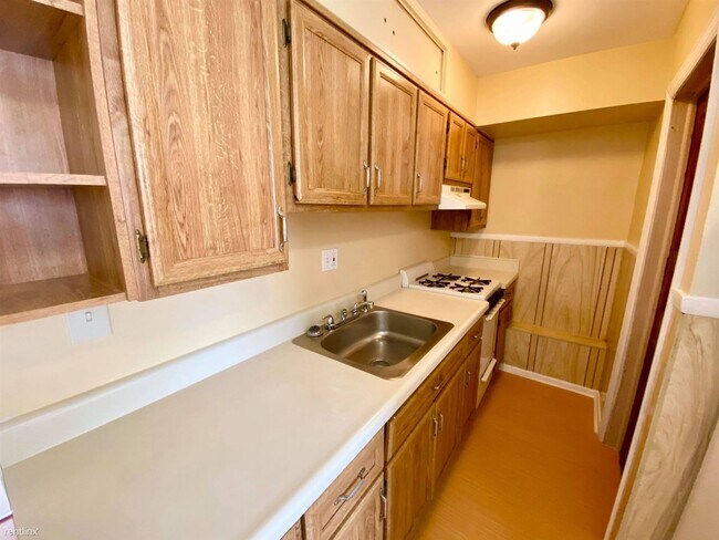 Building Photo - 3 br, 1 bath Townhome - 124 Chestnut St