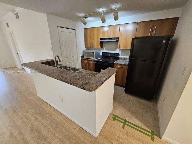 Foto del edificio - 5960 West Sample Road Apt #302, Margate, F...