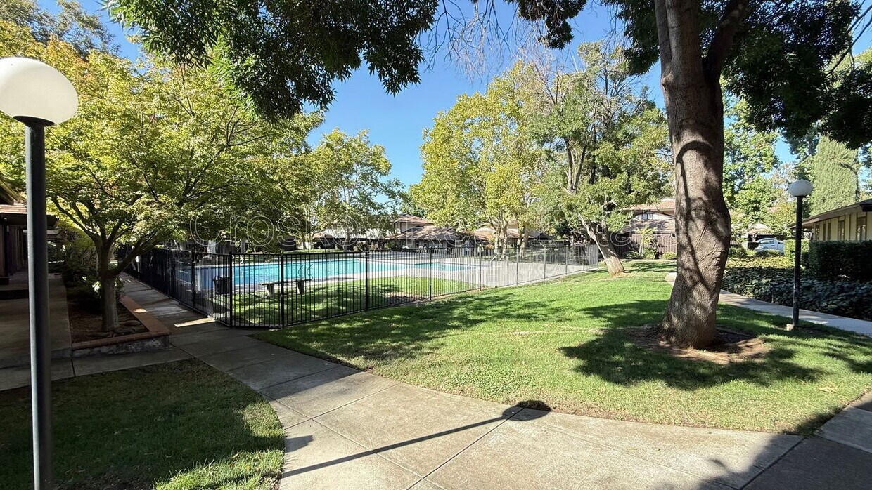 Building Photo - 5422 Roundtree Ct