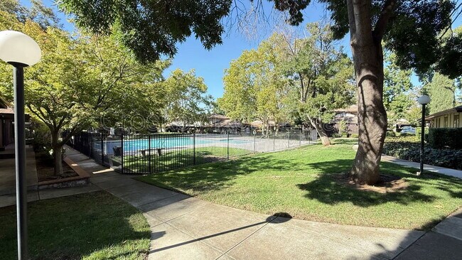 Foto del edificio - 5422 Roundtree Ct