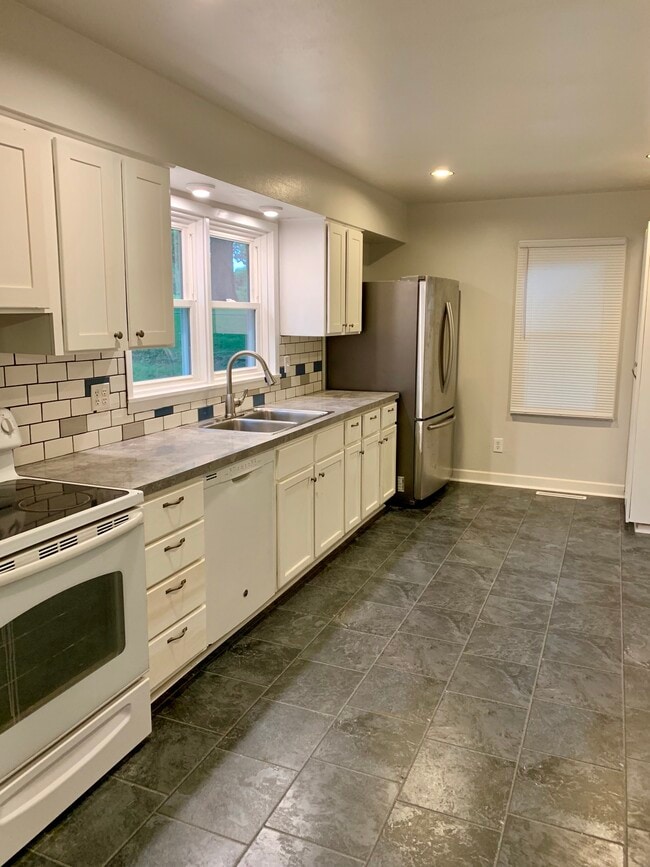 Kitchen - 3166 S Parkview Ave