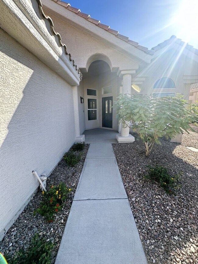 Building Photo - SINGLE STORY!! NO HOA'S!! 3 CAR GARAGE REA...