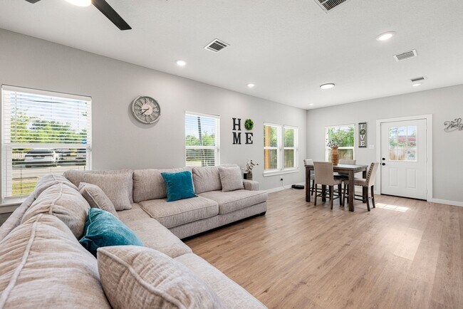 Foto del edificio - 8357 Tate St