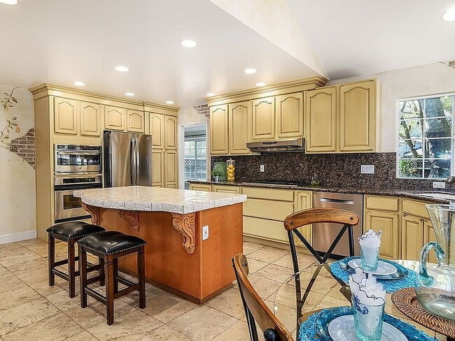 Foto del edificio - "Charming 4-Bedroom Retreat with 3 Full Baths in Pleasanton – 2,398 Sq Ft of Comfortable Living!"