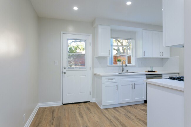 Building Photo - 420 W Sierra Madre Blvd