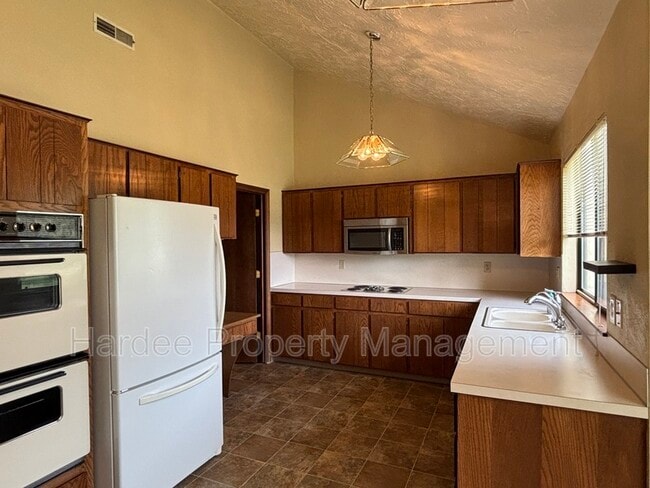 Building Photo - 9903 W Westview Dr