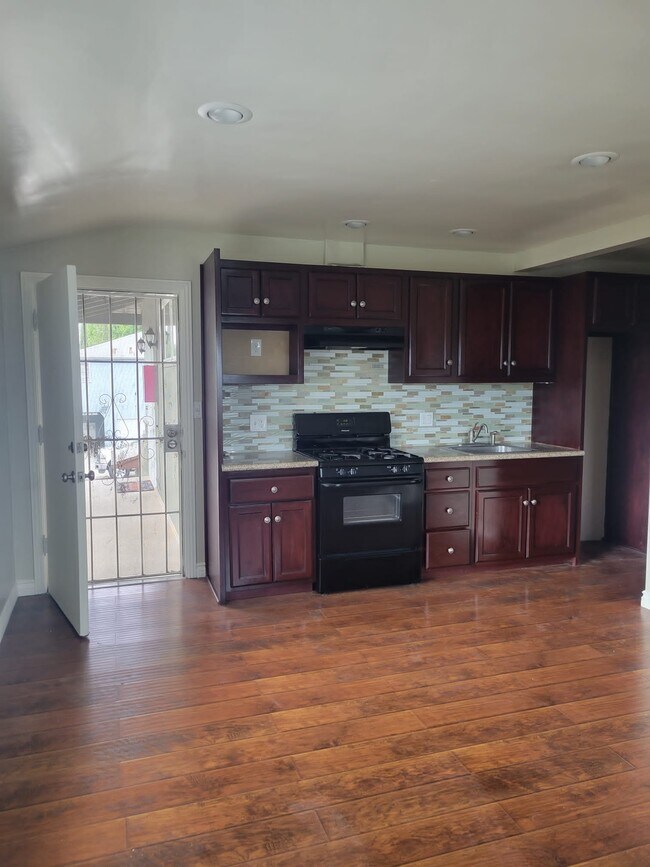 Kitchen - 510 Irving Ave