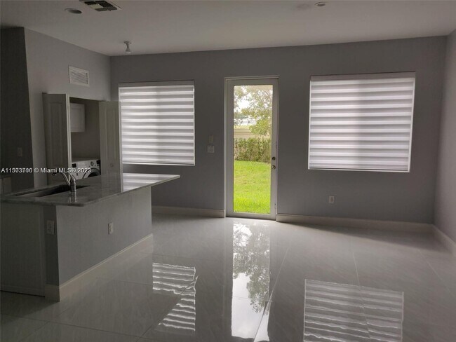 Foto del edificio - 21476 NW 14th Ct