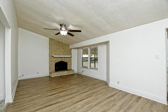 Foto del edificio - 301 Fawnfield Dr
