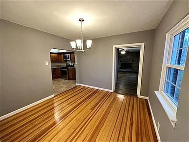 Building Photo - Charming 4 bedroom