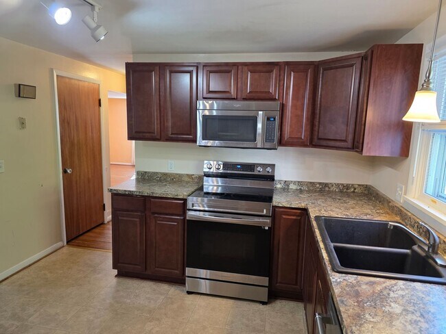 Foto del edificio - Greece Spacious 3 Bedroom 2 Full Bath Home Available Now