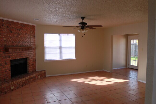 Building Photo - Updated 3/2/1 Great location for TTU/LCU/Medical District - Available AUGUST