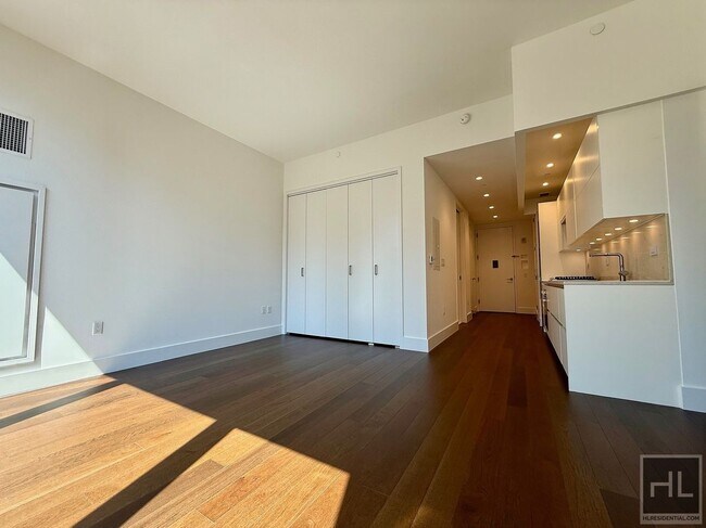 Foto del edificio - SUNNY NO FEE STUDIO IN THE LUXURY SUMMIT NYC