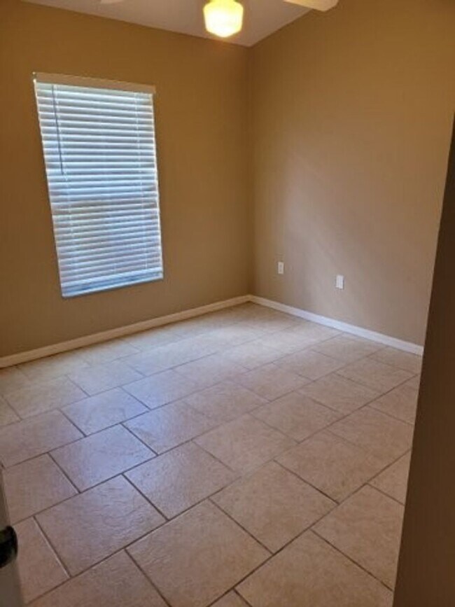 Building Photo - Corner Lot Rental Home!