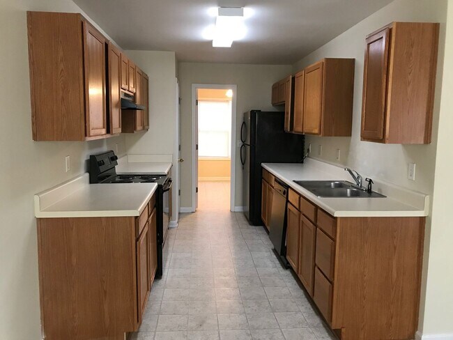 Foto del edificio - Beautiful Total Electric 3 Bedroom 2.5 Bath Townhome