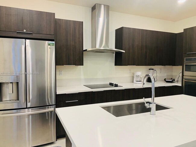 Foto del edificio - 6671 NW 104th Ave