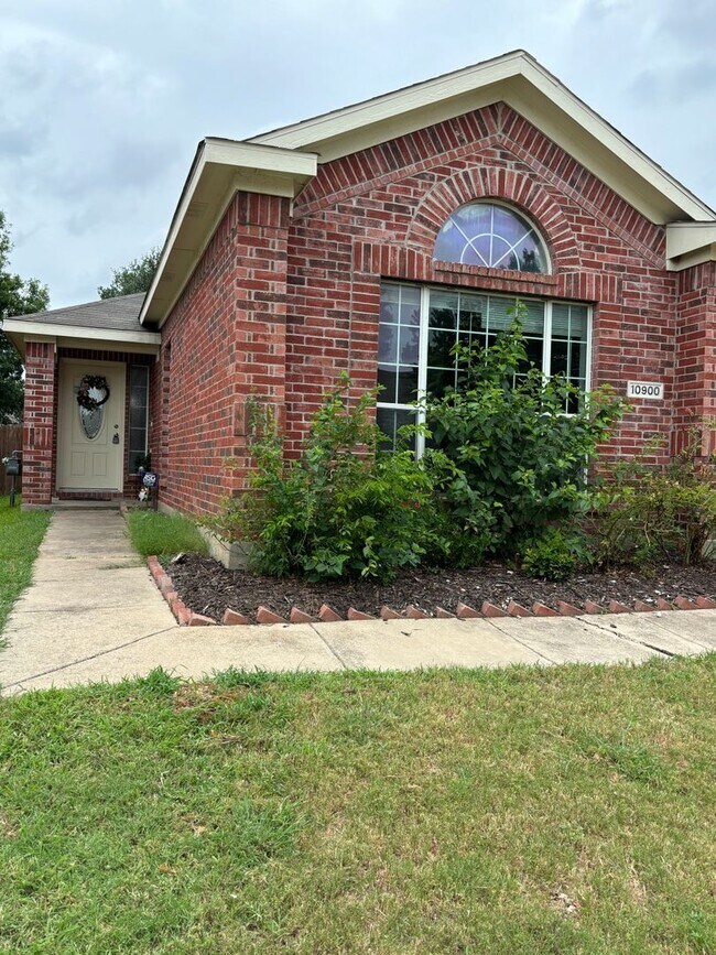 Building Photo - 10900 Fawn Valley Dr