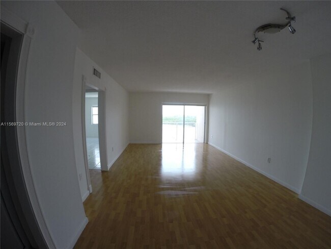 Foto del edificio - 400 Kings Point Dr