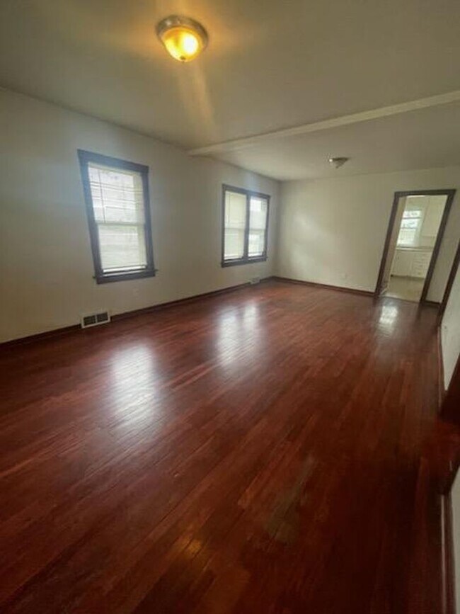 Building Photo - Spacious 3 bed/1.5 Bedroom House Close to ...