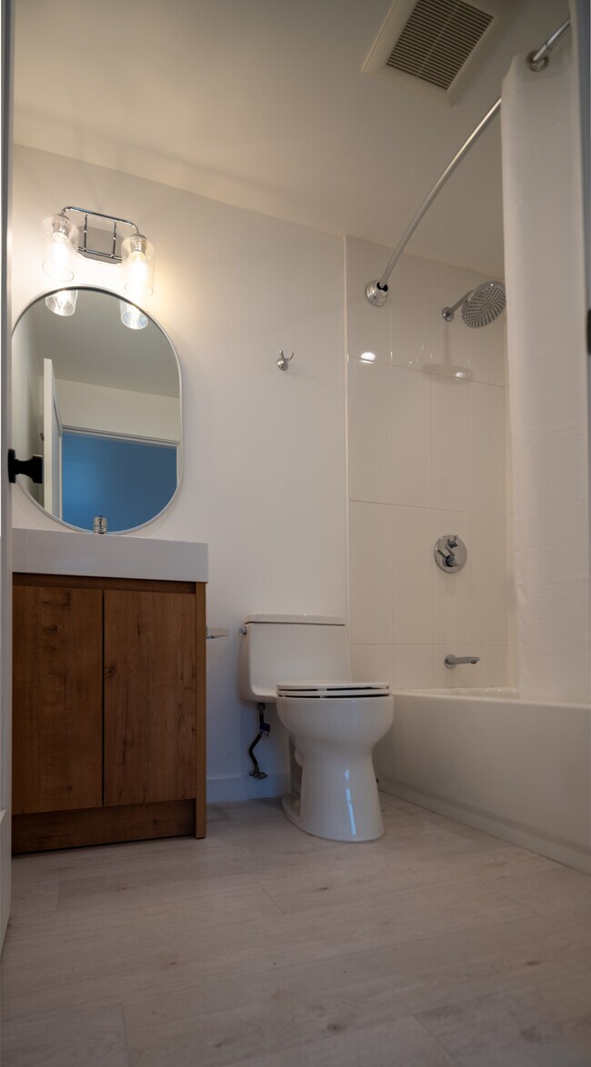 Baño - 742 Earlham St