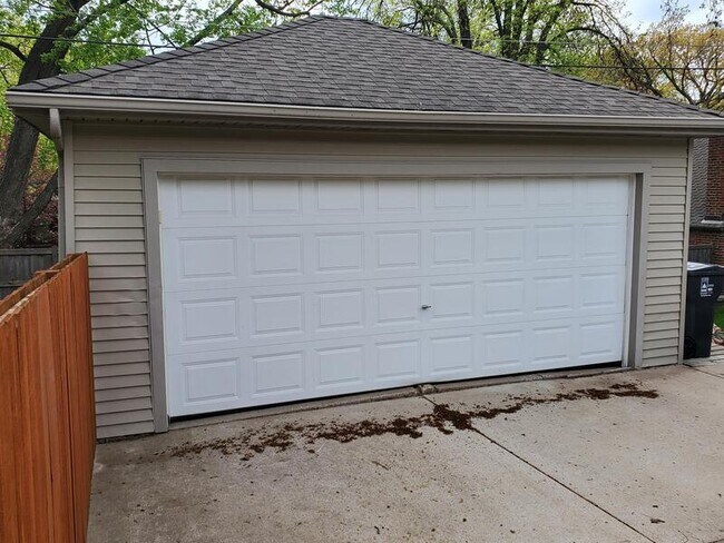 Building Photo - 833 Delaware Ave