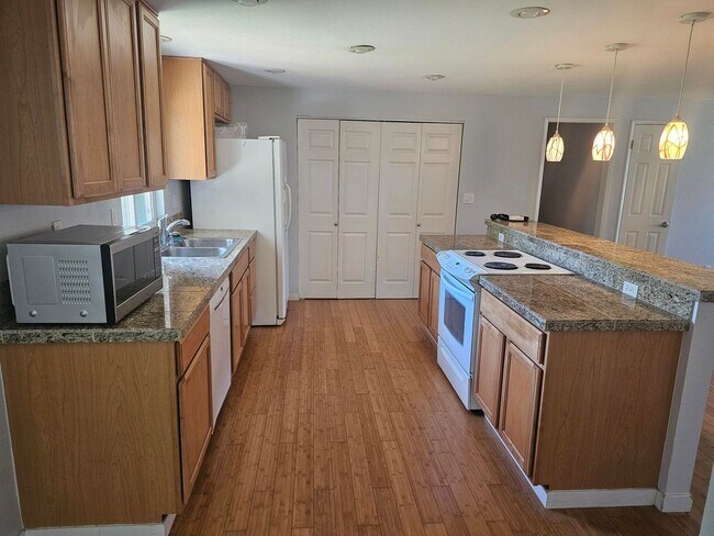 Building Photo - Cascade Renton area - 3 bedroom 2 bathroom...