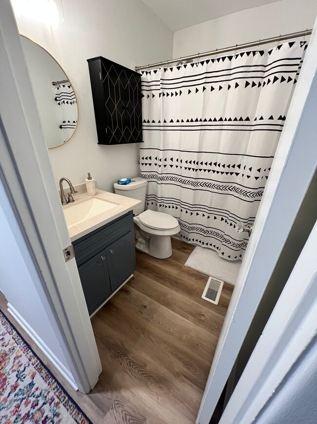 Building Photo - 2530 Rolling View Dr SE