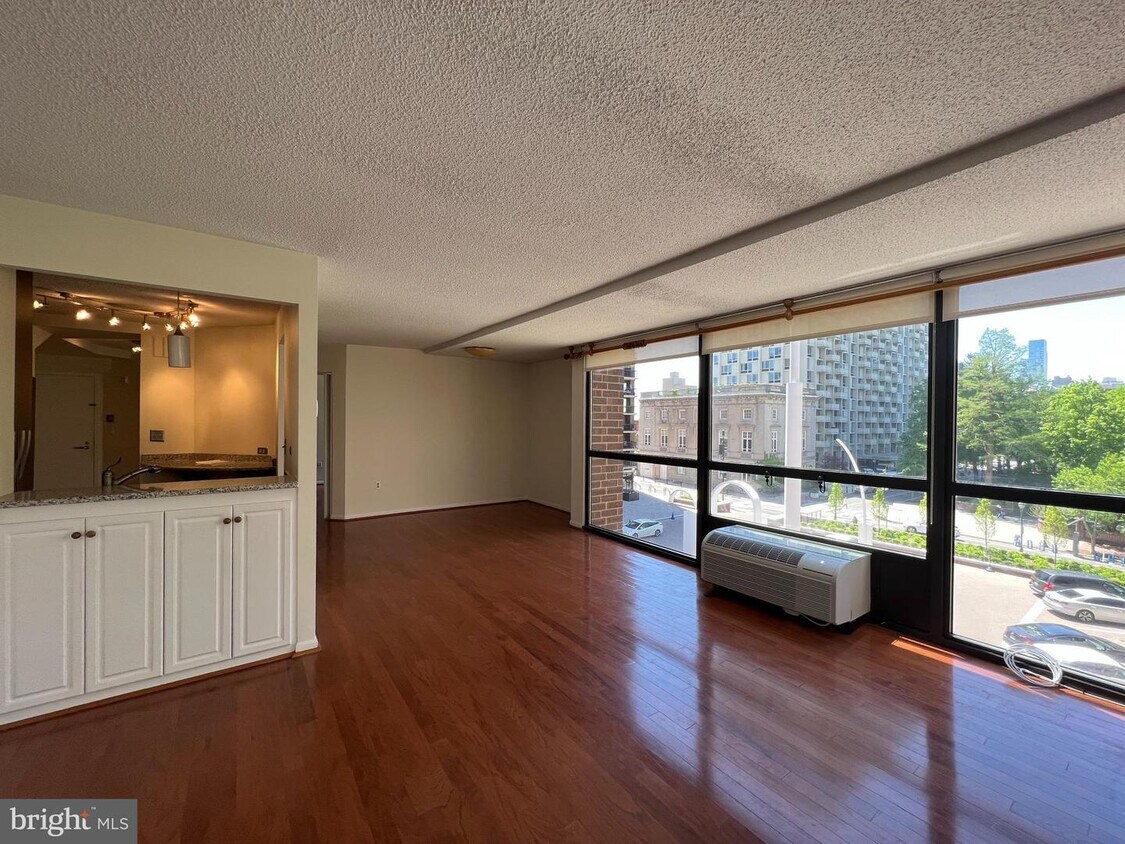Foto principal - 233 S 6th St